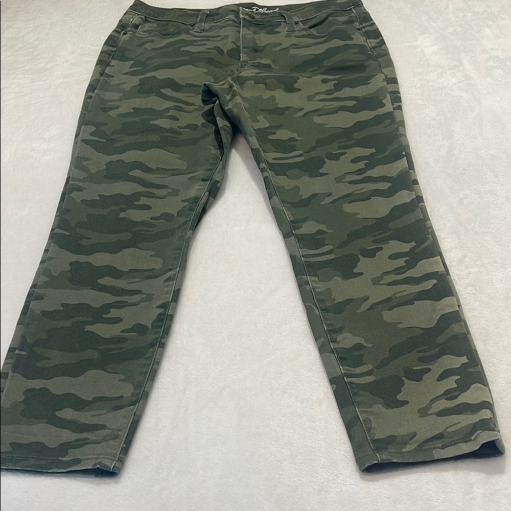 UNIVERSAL THREAD Womens Camouflage Jeans SIZE 8/29.